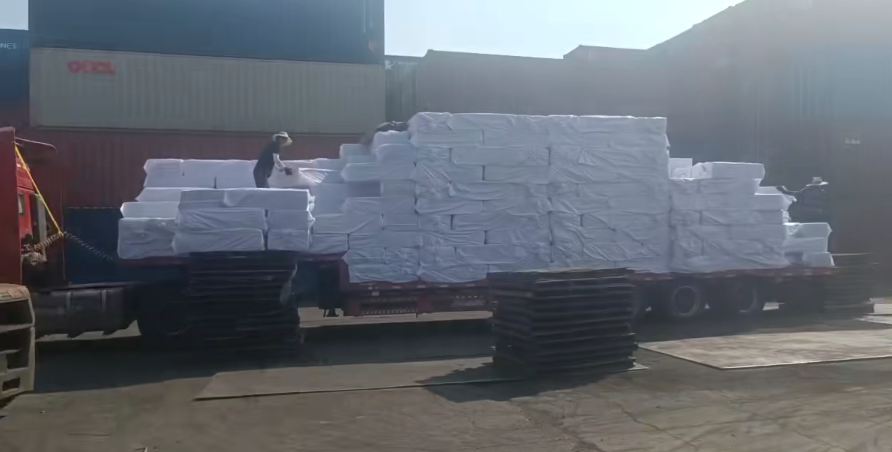 發往伊拉克的巖棉板集裝箱發貨現場